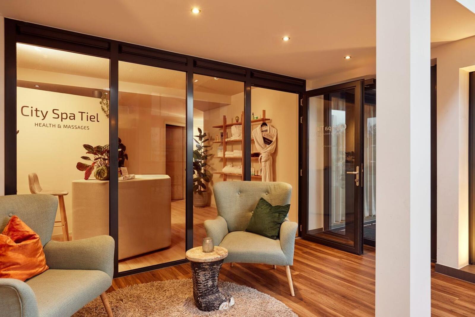 Van Der Valk Hotel Тил Екстериор снимка